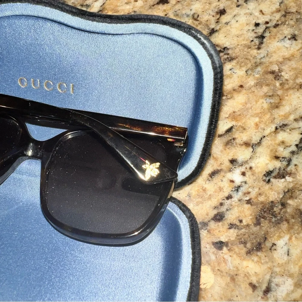 Gucci Black Oversized Women’s Sunglasses - Picture 4 of 7